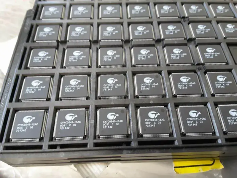 Zypresse CY7C0241-15AC