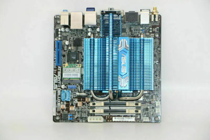 Asus AT5IONT-IDELUXE Hauptplatine