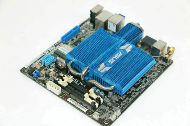 Asus AT5IONT-IDELUXE Hauptplatine