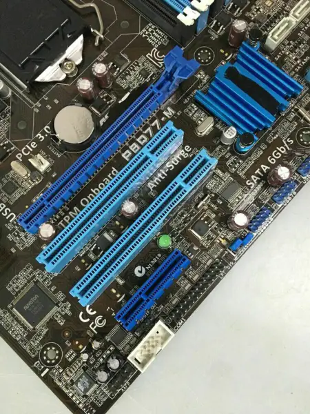 Asus P8Q77-M Hauptplatine