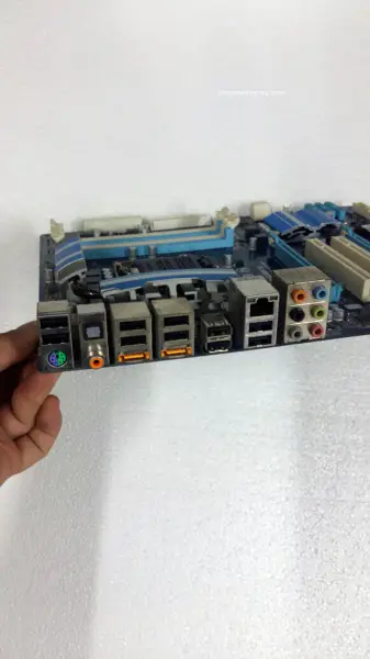 Gigabyte GA-P55-UD3R LGA 1156 P55-UD3R SATAII P55 Hauptplatine