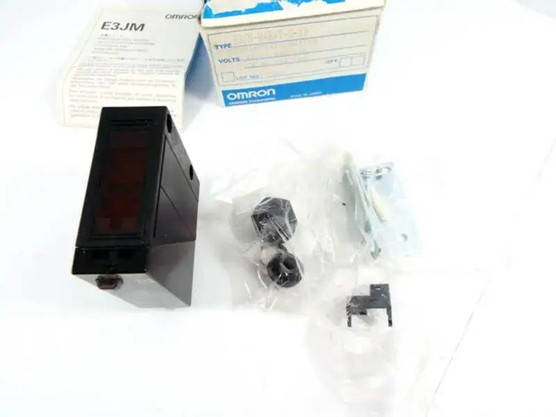 OMRON E3JM-R4R4T-G-33 Photoelektrischer Sensor