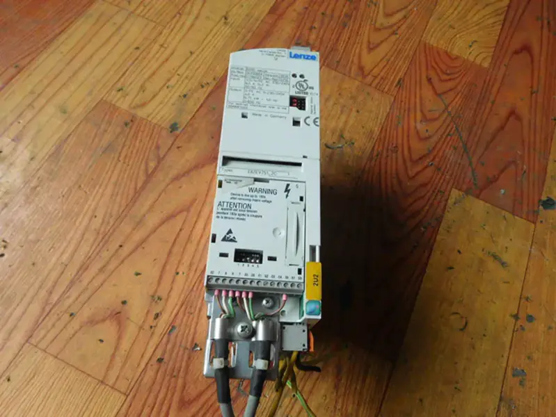 Lenze EDK82EV222 Umrichterantrieb