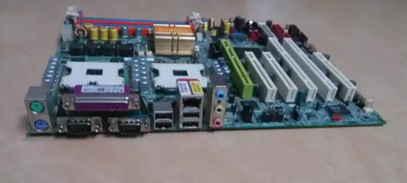 Gigabyte 8IKHDW Hauptplatine