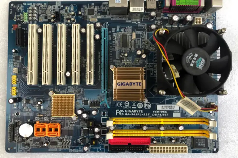 Gigabyte GA-945PL-S3E Hauptplatine