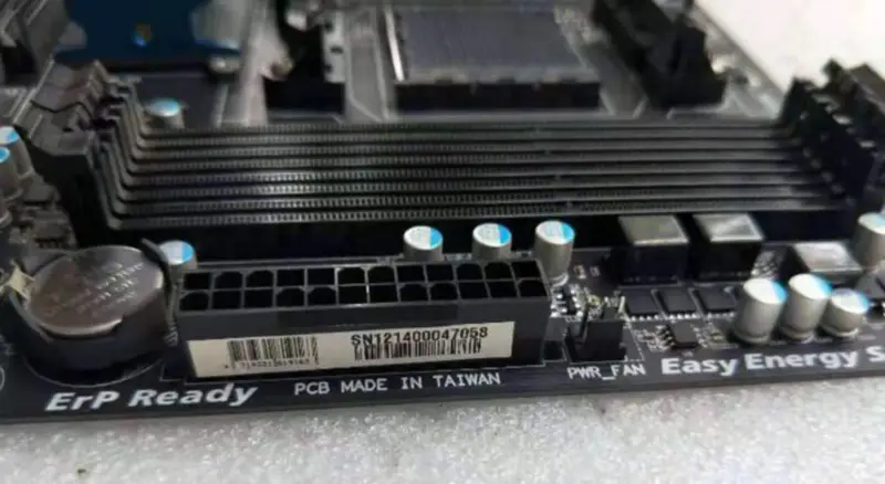 Gigabyte GA-990FXA-UD5 Hauptplatine AM3+ DDR3