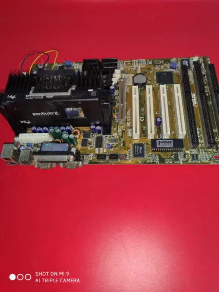 Asus P2B Hauptplatine