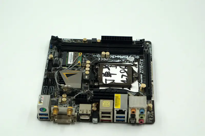 Asrock Z77E-ITX Hauptplatine Z77 LGA1155 Mini-ITX