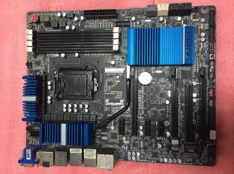 Gigabyte GA-Z77X-UD5H Mainboard LGA 1155 DDR3